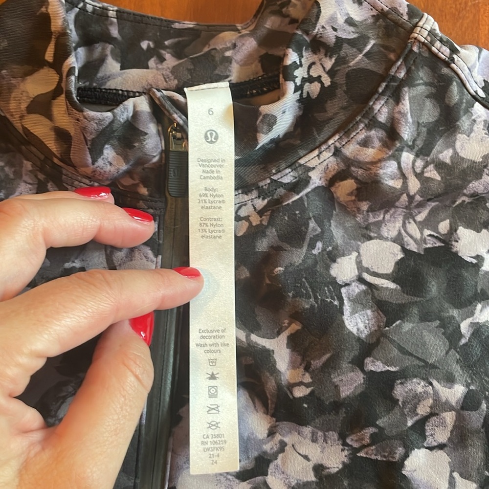 Lululemon Luxtreme Floral Half Zip, Grey/Purple, size 6 - Picture 4 of 6